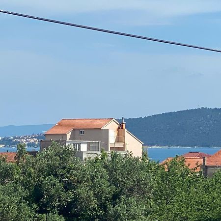 Apartment Milena Kastela Mit Whirlpool Bagian luar foto
