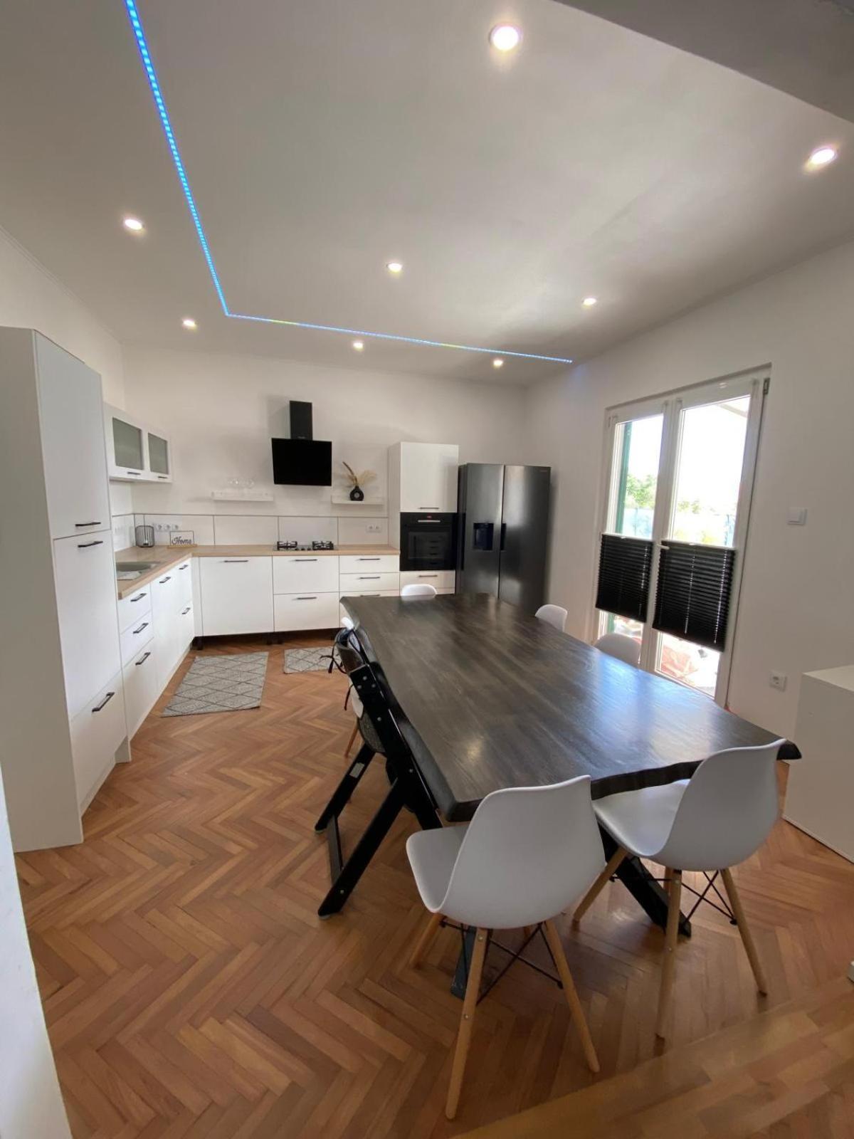 Apartment Milena Kastela Mit Whirlpool Bagian luar foto